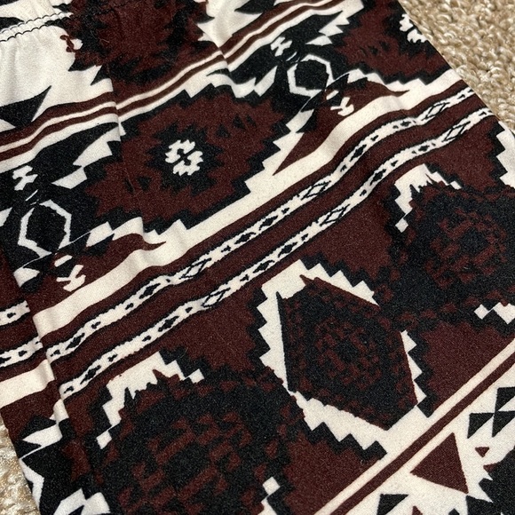 4/$24🦩 Aztec Leggings - Picture 2 of 8